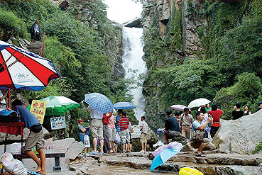 連云港漁灣風(fēng)景區(qū) 飛瀑流泉引客來(lái)，自然勝境展新顏